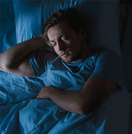 2. LIFESTYLE BUSTINE - Uomo addormentato e sonno rigenerante